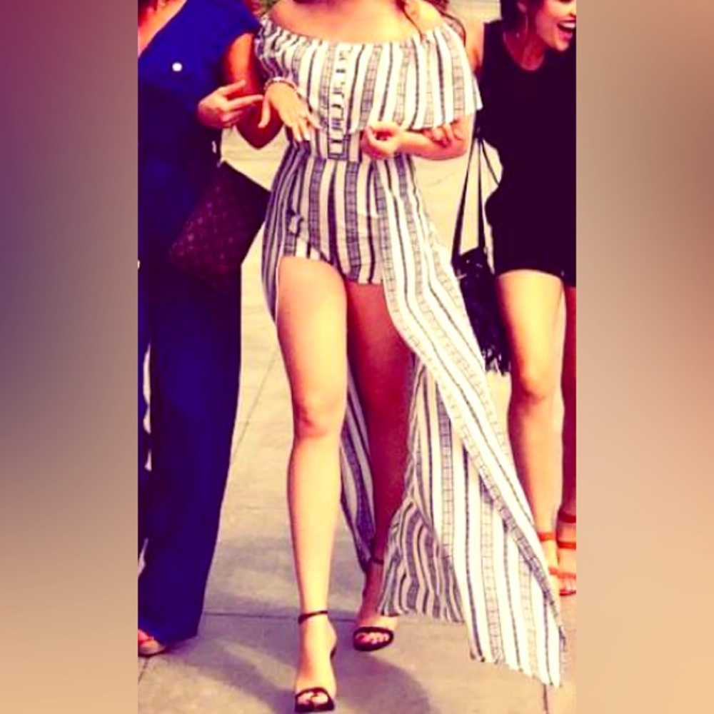 Cute romper with a dress like feel! Black and white